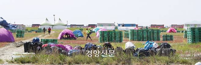 새만금 세계스카우트 잼버리 참가자들의 퇴영이 시작된 2023년 8월8일 전북 부안군 새만금 야영장 들판에 참가자들의 짐이 쌓여 있다. 한수빈 기자