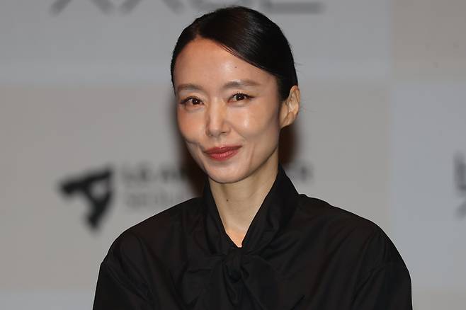 배우 전도연이 23일 강서구 LG아트센터 서울에서 열린 연극 ‘벚꽃동산’ 제작발표회에 참석하고 있다.  연합뉴스