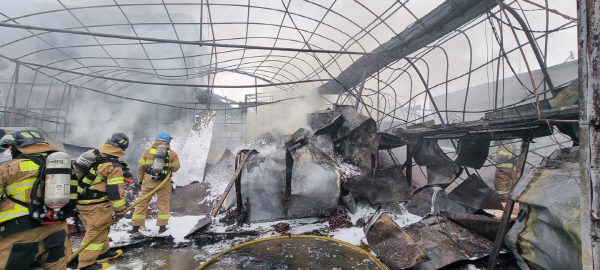23일 낮 12시35분 부산 강서구 대저동의 한 공장에서 화재가 발생했다. 부산 소방재난본부 제공