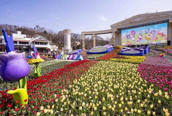 Everland’s Four Seasons Garden attracts visitors with Sanrio characters this spring. [SAMSUNG C&T]