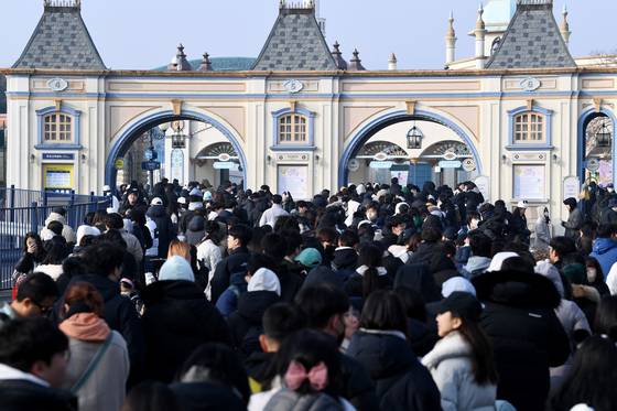 A large crowd waits for the gates of Everland in Yongin, Gyeonggi, to open to see Fu Bao on the last day she was shown to the public on March 3. [JOINT PRESS CORPS]