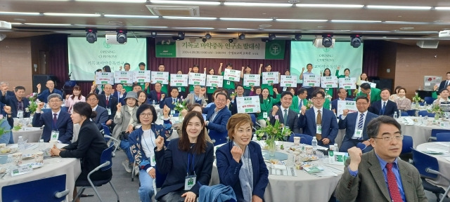 기독교마약중독연구소(이선민 이사장)는 지난 20일 부산 수영로교회(이규현 목사) 교육관 제자홀에서 발대식을 가졌다. 발대식에 참석한 이들이 “마약은 영적 전쟁이다”라는 피켓을 들고 구호를 외치고 있다.