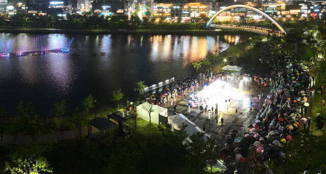 하남 시민의 문화예술거리축제로 자리잡고 있는 2024년도 ‘WOW 하남!’ 버스킹 공연이 미사호수공원에서 펼쳐지고 있다. 하남문화재단 제공