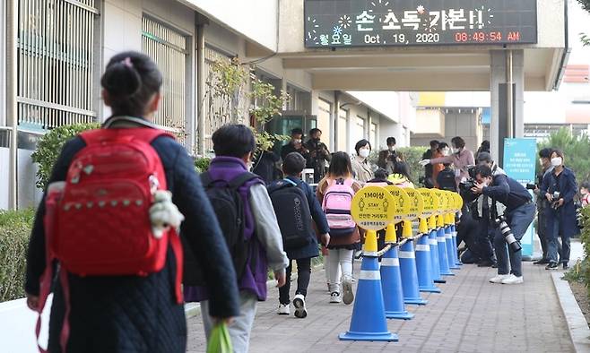 서울의 한 초등학교에서 어린이들이 등교하는 모습. 사진은 특정 기사 내용과 상관없음.  [이승환 기자]