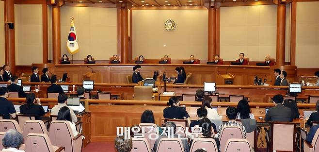 23일 헌법재판들이 시민단체 등이 제기한 기후변화 소송 4건을 병합해 공개변론을 진행하기위해 입장하고있다. [사진 = 김호영 기자]