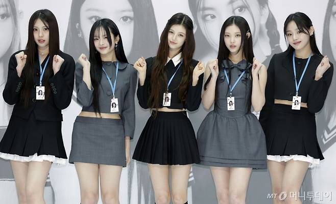 [인천공항=뉴시스] 최동준 기자 = 인천공항세관 홍보대사에 위촉된 그룹 뉴진스가 22일 인천국제공항 제1여객터미널 밀레니엄홀에서 열린 홍보대사 위촉식 행사장에서 포즈를 취하고 있다. 2024.03.22. photocdj@newsis.com /사진=최동준