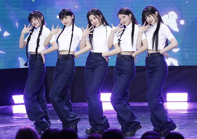 아일릿이 지난 2일 오후 서울 마포구 상암동 SBS 프리즘타워에서 열린 생방송 SBS M '더쇼'에서 화려한 무대를 선보이고 있다. /사진=뉴스1.