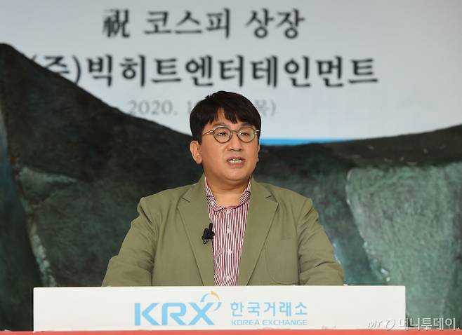 빅히트엔터테인먼트 코스피 상장 당시 서울 여의도 한국거래소 1층 로비에서 방시혁 빅히트 엔터테인먼트 의장. / 사진공동취재단