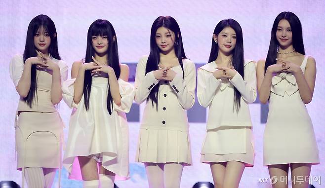 하이브 신인 걸그룹 아일릿(I'LL-IT)의 민주(왼쪽부터), 이로하, 원희, 모카, 윤아/사진=뉴스1