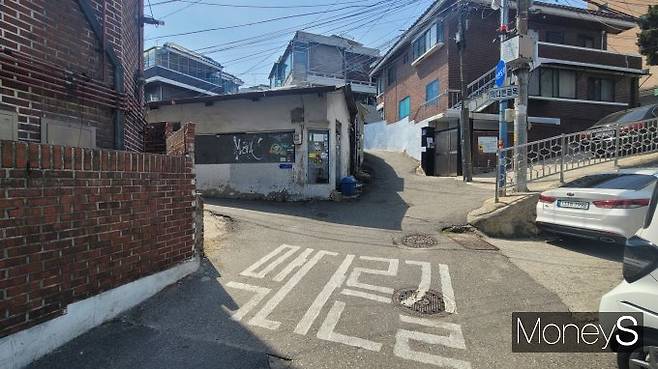 서울 용산구 한남4구역이 재개발에 속도를 내고 있다. 사진은 한남4구역의 한 노후주택가 골목. /사진=김창성 기자