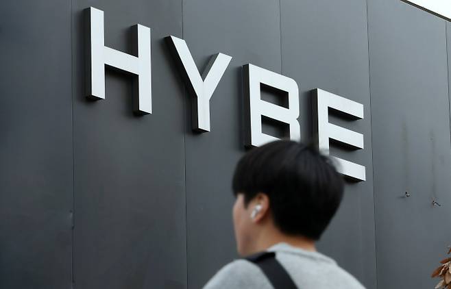 하이브가 자회사 어도어와 분쟁으로 주가가 하락세다. /사진=뉴시스