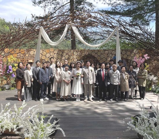 23일 국립백두대간수목원 꽃마숲공연장에서 결혼식이 열리고 있다.