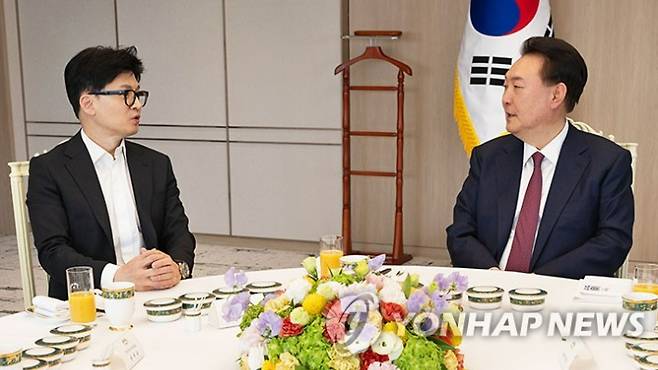 윤석열 대통령과 한동훈 비대위원장 (서울=연합뉴스) 진성철 기자 = 윤석열 대통령이 지난 1월 29일 서울 용산 대통령실 청사에서 국민의힘 한동훈 비상대책위원장, 윤재옥 원내대표 등과 오찬을 함께하며 대화하고 있다. 2024.1.29 [대통령실 제공. 재판매 및 DB 금지]