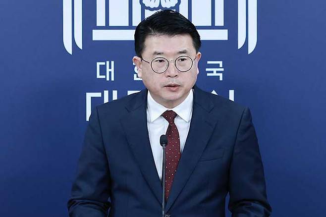 장상윤 대통령실 사회수석이 23일 서울 용산 대통령실 청사 오픈라운지에서 의대 증원 등과 관련해 현안 브리핑을 하고 있다. 연합뉴스