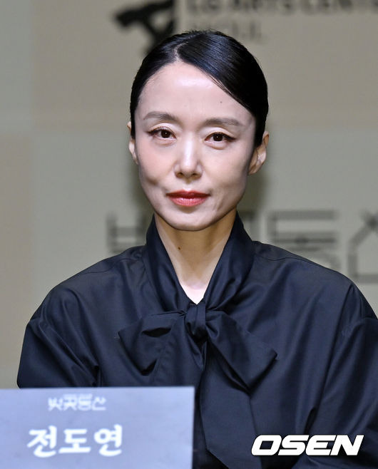 [OSEN=조은정 기자]연극 ‘벚꽃동산’ 제작발표회가 서울 강서구 LG아트센터 서울에서 열렸다.전도연, 박해수 등이 출연하는 ‘벚꽃동산’은 전세계가 러브콜을 보내는 연출가 사이먼 스톤(Simon Stone)이 한국 배우들과 만드는 신작으로, 안톤 체호프의 ‘벚꽃동산’을 한국을 배경으로 각색했다.배우 전도연이 질의응답 시간을 갖고 있다. 2024.04.23 /cej@osen.co.kr