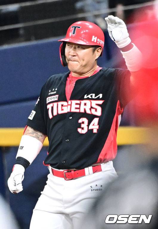 [OSEN=고척, 김성락 기자] 23일 오후 서울 고척스카이돔에서 ‘2024 신한 SOL Bank KBO리그’ 키움 히어로즈와 KIA 타이거즈의 경기가 열렸다.이날 홈팀 키움은 선발투수로 하영민, 원정팀 KIA는 크로우를 내세웠다.연장 10회초 2사 만루 KIA 최형우가 다시 앞서가는 2타점 적시타를 날린 뒤 세리머니를 하고 있다. 2024.04.23 / ksl0919@osen.co.kr