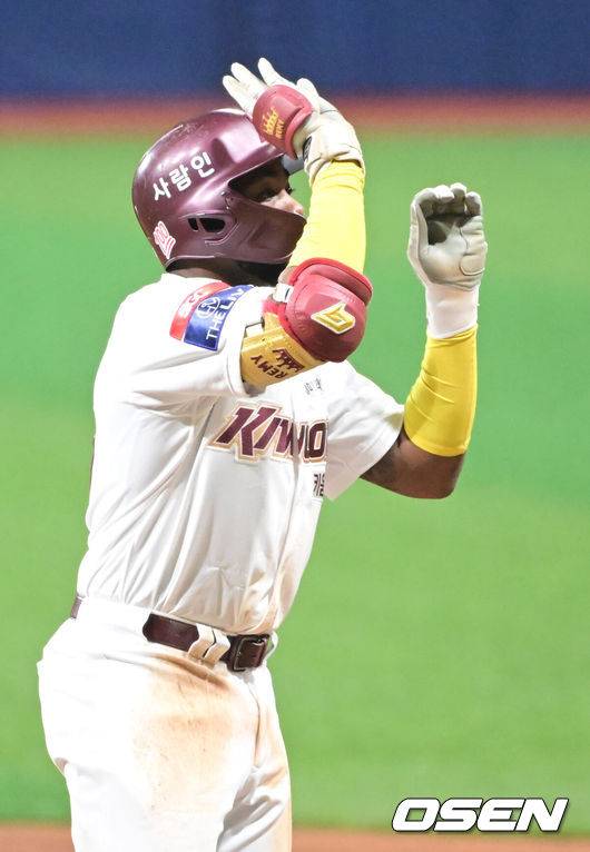 [OSEN=고척, 김성락 기자] 23일 오후 서울 고척스카이돔에서 ‘2024 신한 SOL Bank KBO리그’ 키움 히어로즈와 KIA 타이거즈의 경기가 열렸다.이날 홈팀 키움은 선발투수로 하영민, 원정팀 KIA는 크로우를 내세웠다.7회말 키움 선두타자 도슨이 안타를 날린 뒤 세리머니를 하고 있다. 2024.04.23 / ksl0919@osen.co.kr