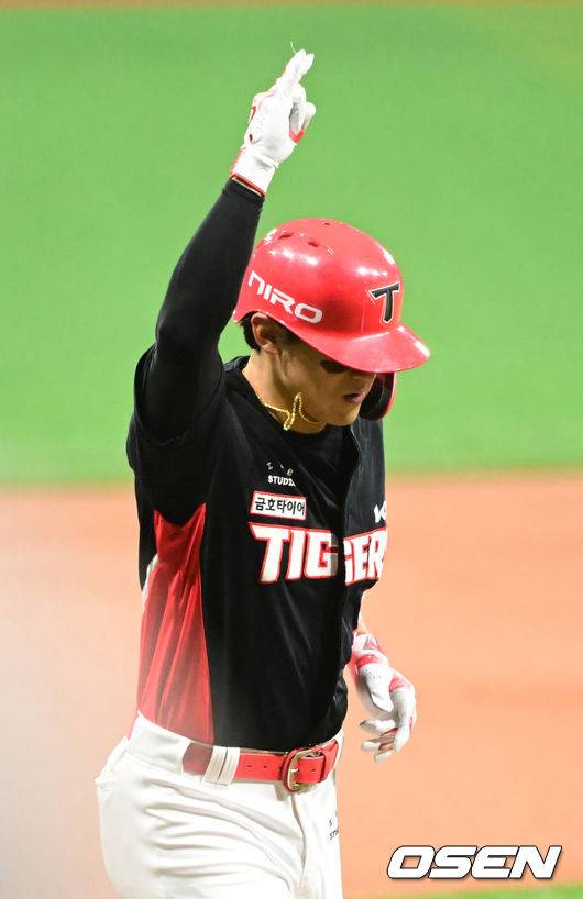 [OSEN=고척, 김성락 기자] 23일 오후 서울 고척스카이돔에서 ‘2024 신한 SOL Bank KBO리그’ 키움 히어로즈와 KIA 타이거즈의 경기가 열렸다.이날 홈팀 키움은 선발투수로 하영민, 원정팀 KIA는 크로우를 내세웠다.1회초 2사 KIA 김도영이 선취 솔로 홈런을 날린 뒤 세리머니를 하고 있다. 2024.04.23 / ksl0919@osen.co.kr