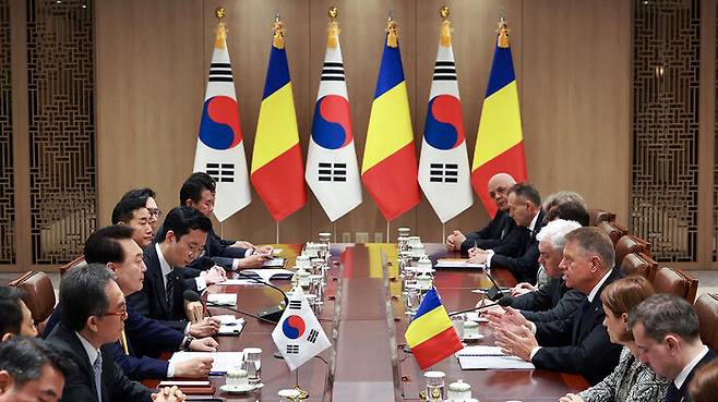 윤석열 대통령이 23일 서울 용산 대통령실에서 열린 에서 클라우스 베르네르 요하니스 대통령의 발언을 듣고 있다. (사진=연합뉴스)