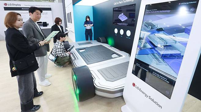 LG가 EVS37 행사에 마련한 LG 계열사 공동 전시관에서 관람객들이 LG에너지솔루션 전기차 배터리 관련 전시품을 관람하고 있다. (사진=LG 제공, 연합뉴스)