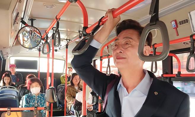 김제선 대전 중구청장이 19일 버스를 타고 출근하고 있다.