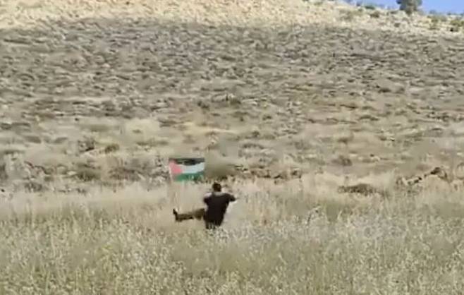 팔레스타인 서안지구의 고속도로 길가에 세워진 팔레스타인 국기를 걷어찬 이스라엘 남성이 설치된 부비트랩이 폭발하면서 부상을 입는 사건이 발생했다. 사회관계망서비스(SNS) @manniefabian 갈무리