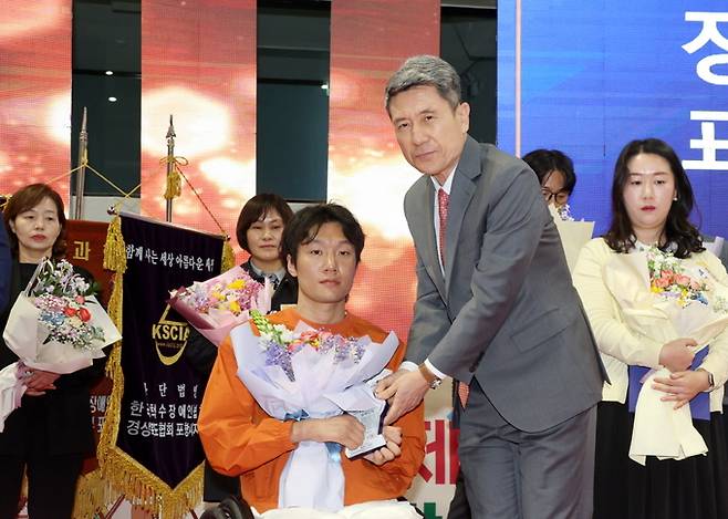 이강덕 포항시장이 지난 19일 제44회 장애인의 날 기념식에서 '2024년 포항시 장애인상'을 수상한 김현욱(왼쪽) 선수에게 상패를 전달하고 있다. 포항시 제공