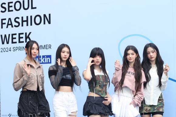 서울패션위크 글로벌 홍보대사인 그룹 뉴진스가 5일 오전 서울 중구 DDP 아트홀에서 열린 2024 S/S(봄/여름) 서울패션위크 오프닝쇼 포토월에서 포즈를 취하고 있다. 2023.9.5     연합뉴스