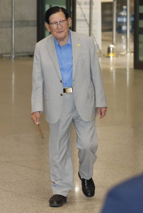 귀국하는 이만희 신천지예수교 총회장 - 신천지예수교 증거장막성전의 이만희 총회장이 22일 오후 해외 일정을 마치고 인천 중구 인천국제공항 제1여객터미널을 통해 필리핀에서 입국하고 있다. 2024.4.22 뉴스1