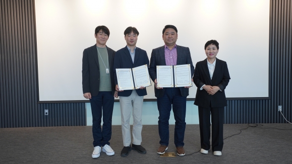서울 강서구정신건강복지센터와 주식회사 잉카인터넷 관계자들이 2040 직장인 스마일 프로젝트를 위한 업무협약을 맺고 기념 사진을 찍고 있다. 강서구 제공