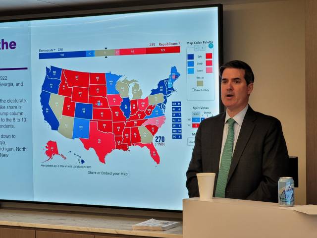 미국 법률사무소 덴턴스의 대관 담당 파트너인 존 러셀이 22일(현지시간) 미국 워싱턴DC에서 열린 미국 대선 전망 세미나에서 발언하고 있다./연합뉴스