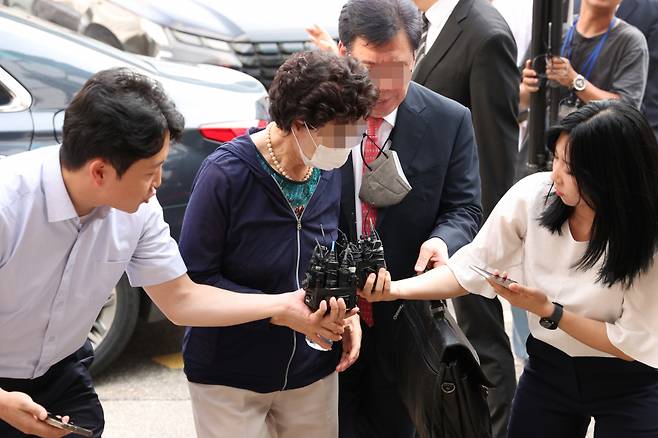 윤석열 대통령의 장모 최은순씨가 7월21일 경기 의정부시 가능동 의정부지방법원에서 통장 잔고증명 위조 등 혐의 관련 항소심 재판을 위해 법정으로 이동하고 있다. ⓒ연합뉴스