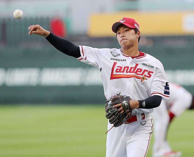 ▲ 1군 콜업 후 첫 고비를 맞이한 박지환이 코칭스태프의 호평대로 담대한 멘탈을 보여줄 수 있을지 관심이 모인다 ⓒSSG랜더스