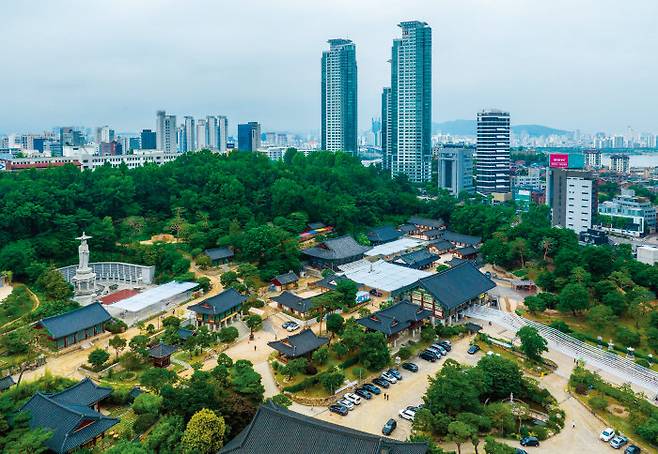 봉은사와 서울지하철 2호선 삼성역을 중심으로 한 삼성동 일대는 ‘재물 명당’으로 미래 가치가 보장된 땅이라고 할 수 있다. [GETTYIMAGES]