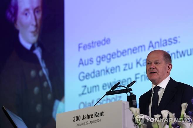 (베를린 EPA=연합뉴스) 올라프 숄츠 독일 총리가 22일(현지시간) 베를린에서 열린 칸트 탄생 300주년 기념식에서 연설하고 있다. 2024. 4. 22