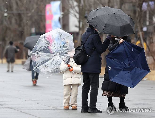 거센 바람에 우산이 난리 [연합뉴스 자료사진]