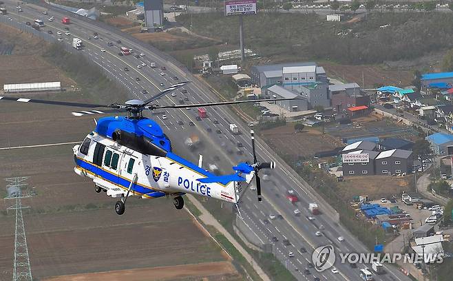 고속도로 법규위반차량 단속하는 헬기 [연합뉴스 자료사진]