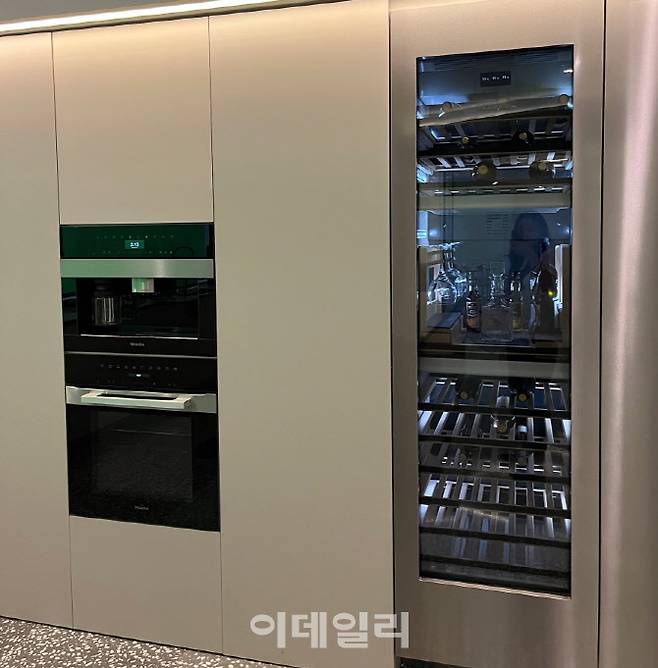 tvN 드라마 ‘눈물의 여왕’ 세트장에 설치된 빌트인 주방가전. (사진=밀레 코리아)