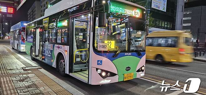 경기 고양시가 다음달 1일부터 지역내 9개 마을버스 노선을 시내버스로 전환해 운행한다. 시내버스로 전환되는 구 082번 버스. (고양시 제공)