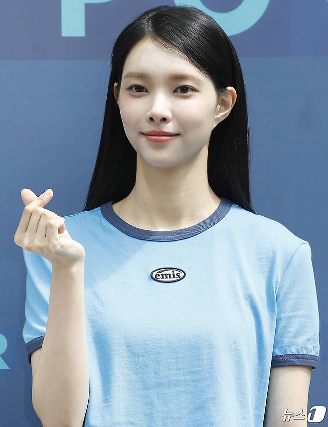 걸그룹 아일릿 윤아가 라디오 '두시 컬투쇼'를 위해 24일 서울 양천구 목동 SBS에 도착해 인사를 하고 있다. 2024.4.24/뉴스1 ⓒ News1 권현진 기자