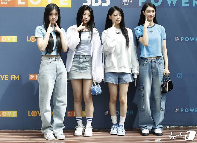 걸그룹 아일릿 민주(왼쪽부터)와 원희,모카 윤아가 라디오 '두시 컬투쇼'를 위해 24일 서울 양천구 목동 SBS에 도착해 인사를 하고 있다. 2024.4.24/뉴스1 ⓒ News1 권현진 기자
