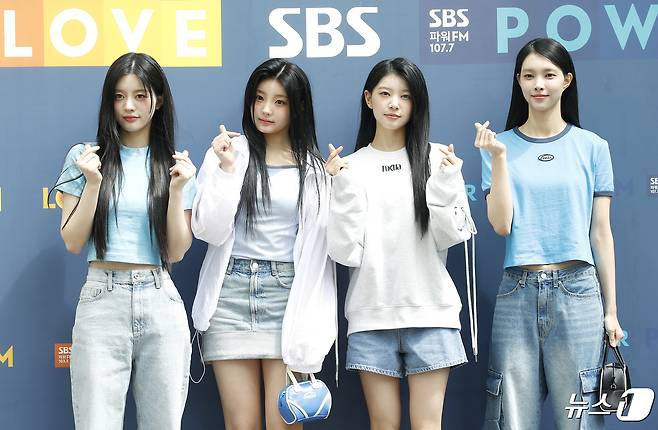 걸그룹 아일릿 민주(왼쪽부터)와 모카, 원희, 윤아가 라디오 '두시 컬투쇼'를 위해 24일 서울 양천구 목동 SBS에 도착해 인사를 하고 있다. 2024.4.24/뉴스1 ⓒ News1 권현진 기자