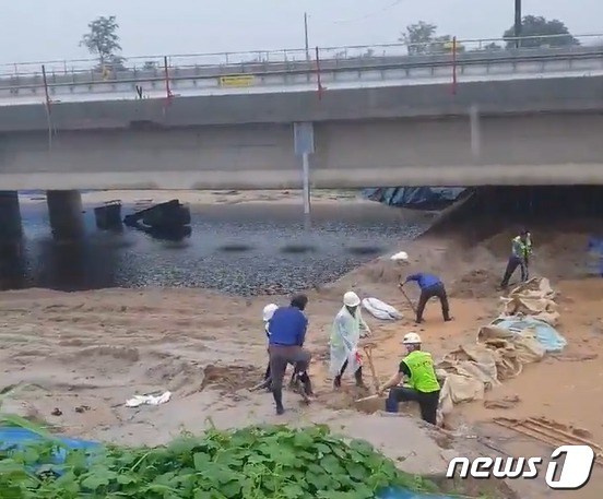 지난해 7월15일 오송 궁평2지하차도 침수 직전 공사 관계자들이 임시제방을 보강하는 모습. /뉴스1