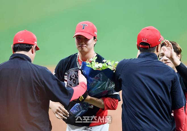 KIA 마무리투수 정해영이 24일 고척스카이돔에서 열린 2024프로야구 키움히어로즈와 KIA타이거즈의 경기 9회말 무사 1,2루에 등판해 세이브를 따낸 후 이범호 감독의 꽃다발 선물을 받고 있다.   2024.04.24.고척 | 강영조기자 kanjo@sportsseoul.com