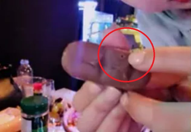 한 유튜버가 외국인에게서 받은 초콜릿./유튜브 채널 '빛나는 가경이'