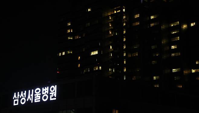 지난 5일 저녁 서울 강남구 삼성서울병원 병동 곳곳에 불이 꺼져있다. /뉴스1