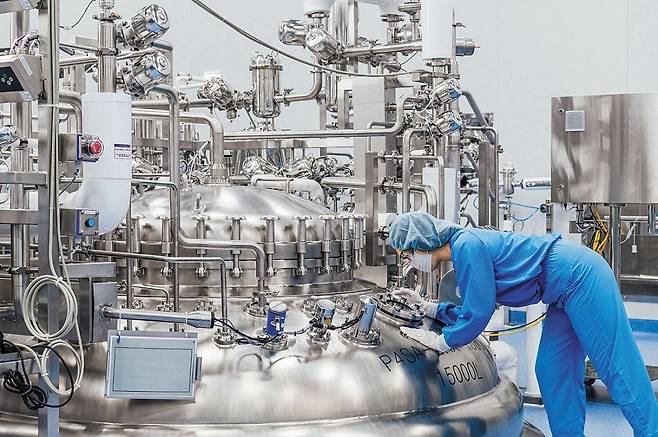 세계 최대 규모의 바이오 의약품 생산 시설로 꼽히는 인천 송도 삼성바이오로직스 4공장에서 한 연구원이 배양기를 점검하고 있다./삼성바이오로직스