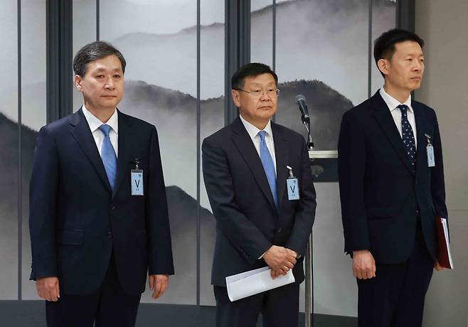 우주항공청 초대 청장에 임명된 윤영빈 서울대 항공우주공학과 교수(왼쪽부터), 1급 우주항공임무본부장에 임명된 존 리 전 미국 항공우주국(NASA) 고위 임원, 우주항공청 차장에 임명된 노경원 과학기술정보통신부 연구개발정책실장이 24일 서울 용산 대통령실 청사에서 열린 우주항공청 인사브리핑에 참석하고 있다./연합뉴스
