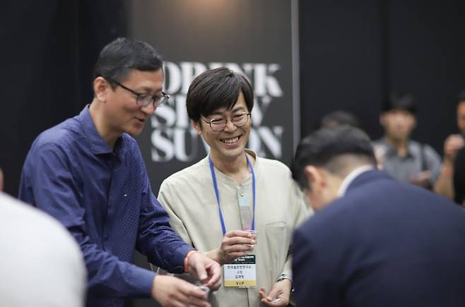 한국술문헌연구소 김재형 소장(사진 가운데)이 주류박람회 행사장에서 일행들과 시음을 하고 있다. 김 소장은 128개 고문헌을 뒤져, 3500개의 전통술 레시피를 DB화했다. /한국술문헌연구소