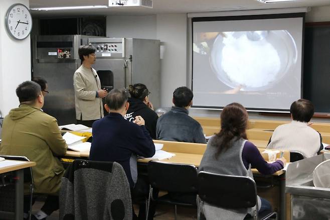 한국술문헌연구소 김재형 소장이 전통주 빚기 강의를 진행하고 있다. /한국술문헌연구소